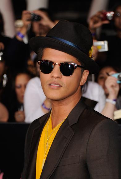 Se não está com laquê e gel no cabelo, Bruno Mars pede socorro aos chapéus para continuar estiloso