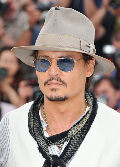 Johnny Depp é um dos pioneiros em Hollywood entre os astros que usam chapéus em tapetes vermelhos
