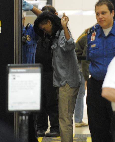 Rihanna é censurada em máquina de segurança do aeroporto de Los Angeles, nos Estados Unidos