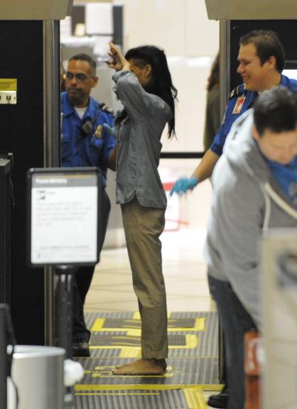 Rihanna é censurada em máquina de segurança do aeroporto de Los Angeles, nos Estados Unidos