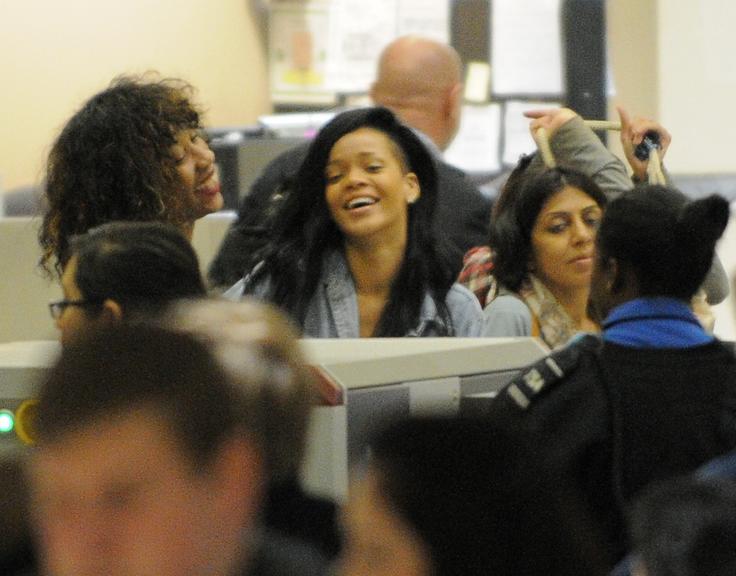 Rihanna ri após ser censurada em máquina de segurança do aeroporto de Los Angeles, nos Estados Unidos