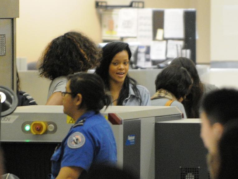 Rihanna ri após ser censurada em máquina de segurança do aeroporto de Los Angeles, nos Estados Unidos