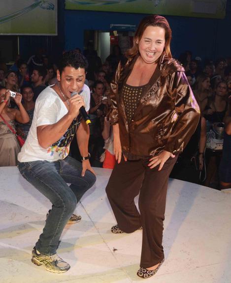 Claudia Jimenez cai na dança com MC Leozinho