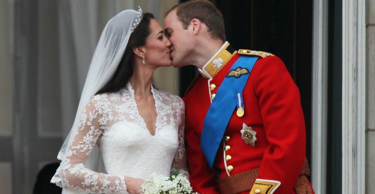 Kate Middleton e Príncipe William se beijam em público no dia de seu casamento, no Palácio de Buckingham, em Londres