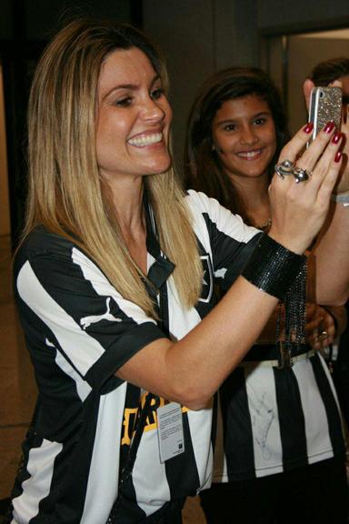 Flávia Alessandra e a filha Giulia na torcida pelo Botafogo