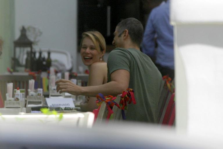 Mariana Ximenes e Reynaldo Gianecchini almoçam juntos no Rio de Janeiro