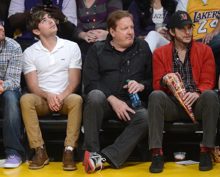 Zac Efron e Ashton Kutcher curtem jogo dos Lakers, em Los Angeles