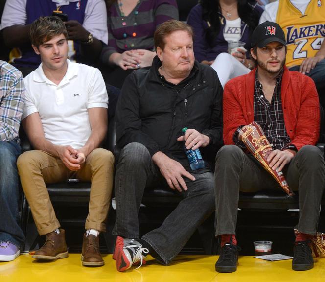 Zac Efron e Ashton Kutcher curtem jogo dos Lakers, em Los Angeles