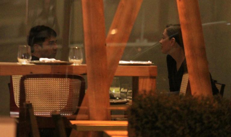 Claudia Raia janta com o namorado Jarbas Homem de Mello