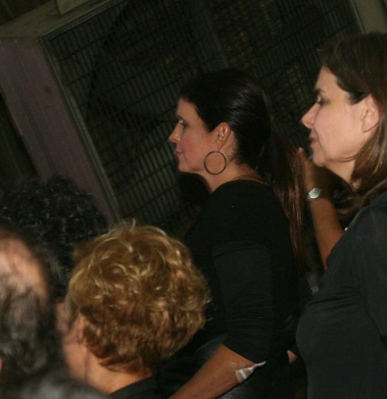 Malu Mader confere seu marido Tony Belloto no show dos Titãs