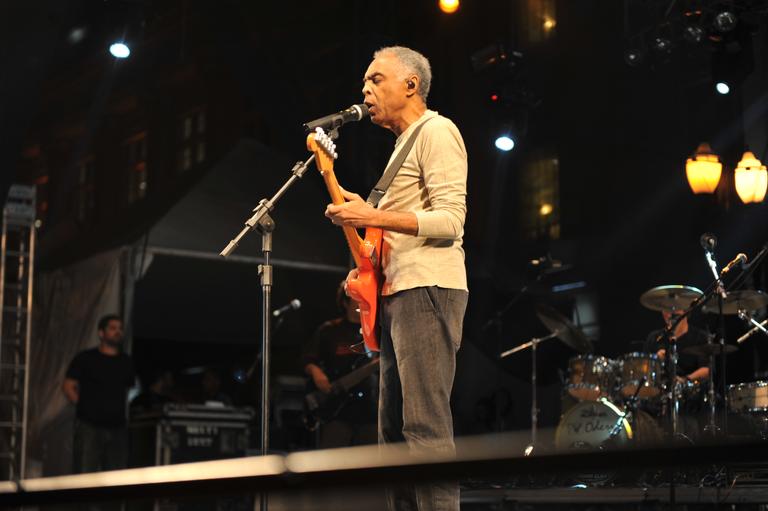 Gilberto Gil se apresenta para plateia lotada em show na Virada Cultural de São Paulo