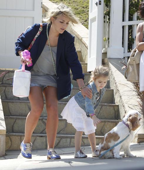 Britney Spears recebe a irmã, Jamie Lynn Spears, o noivo, Jason Trawick, e o pai, Jamie Spears, no feriado de Cinco de Mayo