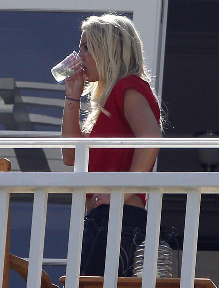 Britney Spears recebe a irmã, Jamie Lynn Spears, o noivo, Jason Trawick, e o pai, Jamie Spears, no feriado de Cinco de Mayo