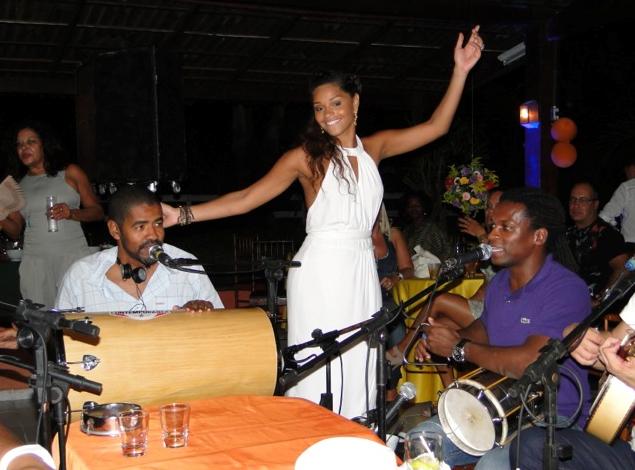 Juliana Alves comemora seu aniversário em roda de samba