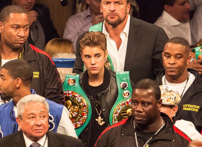 Justin Bieber comemora vitória de Floyd Mayweather no boxe