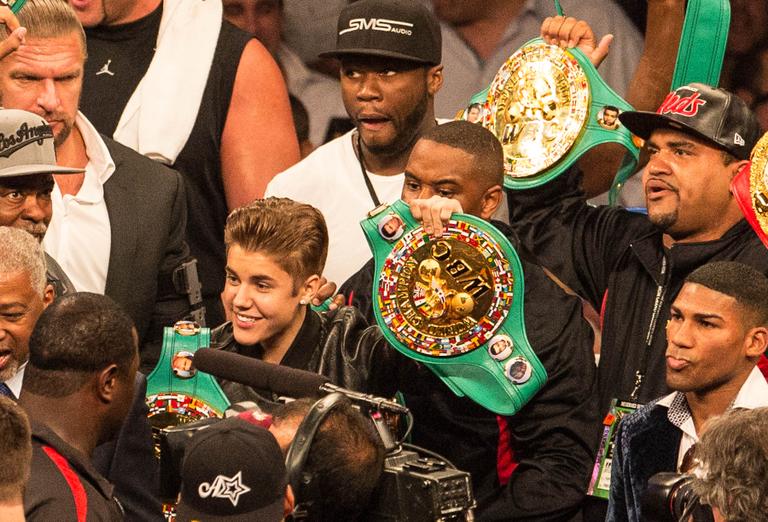 Justin Bieber e 50 Cent comemoram vitória de Floyd Mayweather no boxe