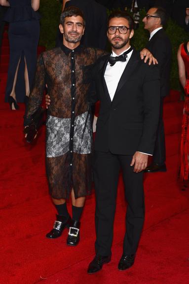 Acompanhado de Lorenzo Martone, Marc Jacobs surge com vestido transparente em baile de gala em Nova York