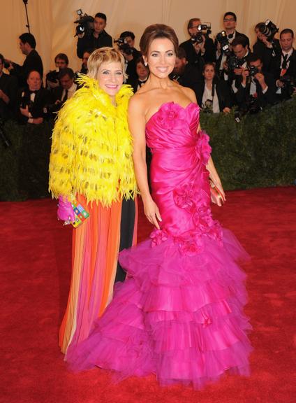 A editora de moda Lori Goldstein abusou das cores ao passar pelo red carpet ao lado de Lisa Robertson