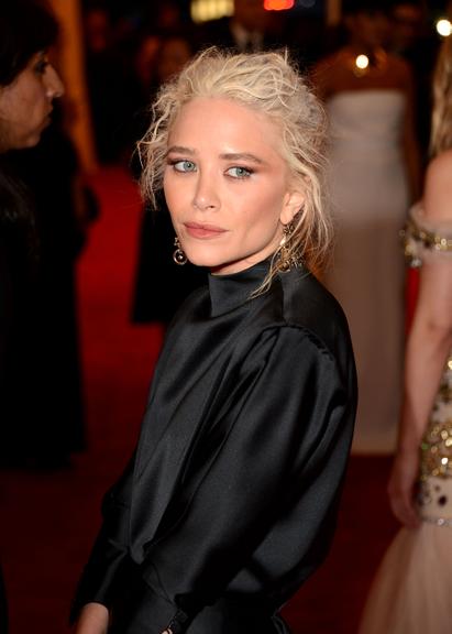 Mary-Kate Olsen chamou mais atenção pelo penteado do que pelo vestido