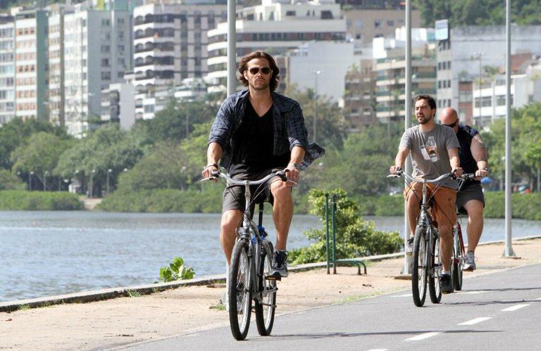 Jared Padalecki passeia de bicicleta na Lagoa Rodrigo de Freitas, no Rio de Janeiro