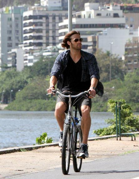 Jared Padalecki passeia de bicicleta na Lagoa Rodrigo de Freitas, no Rio de Janeiro