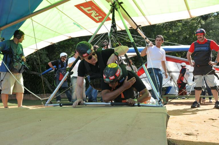 Roberto Justus se prepara para salto de asa-delta