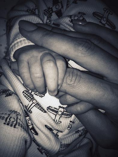 Alessandra Ambrosio dá a mão para seu filho recém-nascido, Noah Phoenix