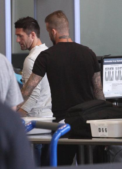 David Beckham com o novo look moicano no aeroporto de Los Angeles
