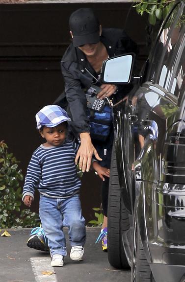Sandra Bullock busca filho, o pequeno Louis Bardo, na escola em Los Angeles