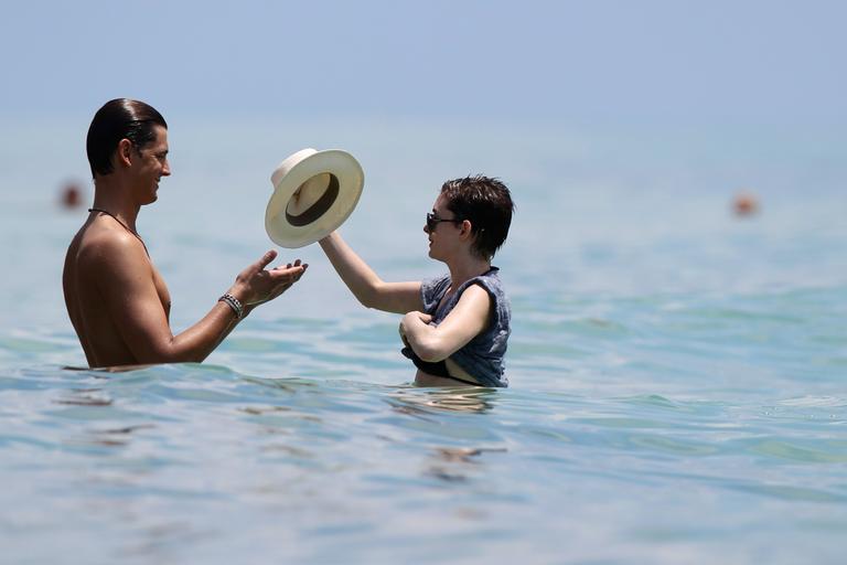 Anne Hathaway em praia de Miami