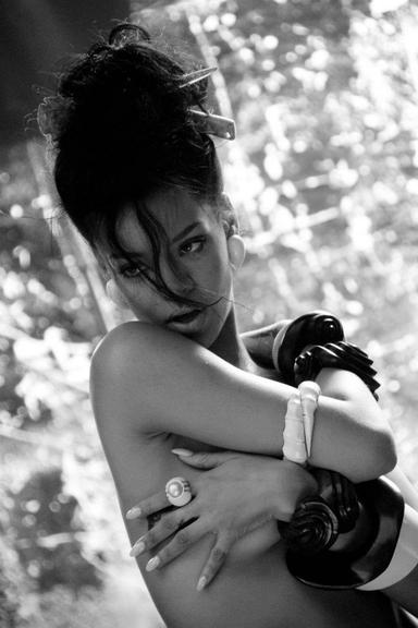 Rihanna: sensual e provocante nos bastidores de 'Where Have You Been'