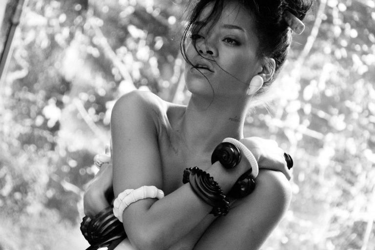 Rihanna: sensual e provocante nos bastidores de 'Where Have You Been'