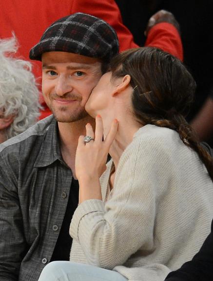 Justin Timberlake e Jessica Biel trocam carinhos em jogo da NBA em Los Angeles