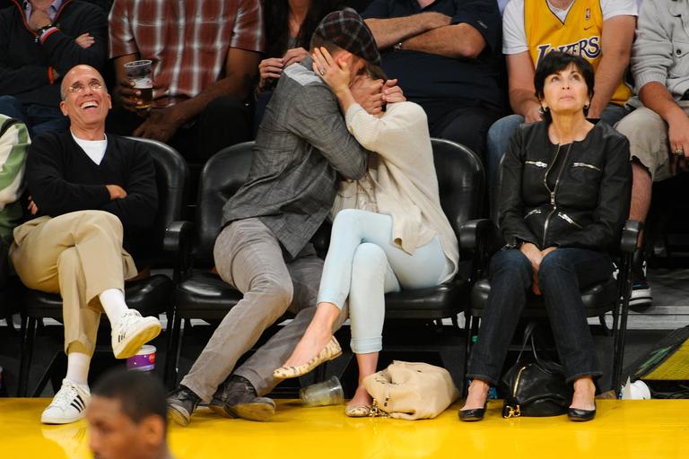 Justin Timberlake e Jessica Biel trocam carinhos em jogo da NBA em Los Angeles