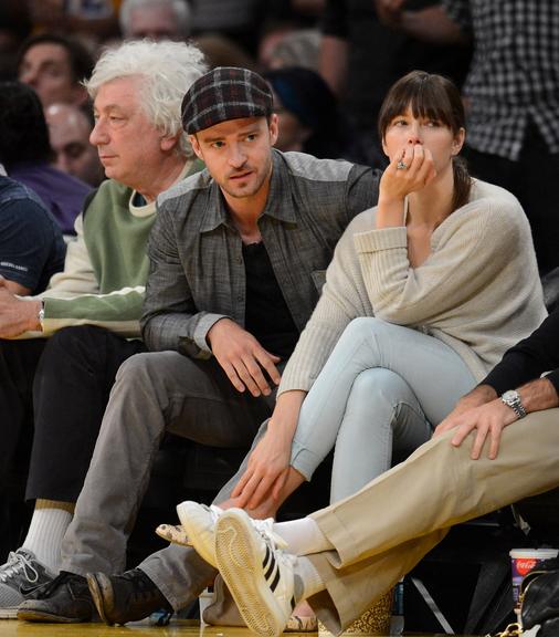 Justin Timberlake e Jessica Biel em jogo de basquete da NBA em Los Angeles