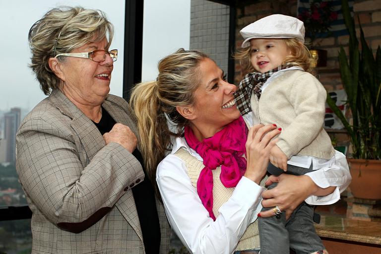 Adriane Galisteu com o filho, o pequeno Vittorio, e a mãe, dona Emma