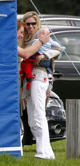 Príncipe Harry brinca com bebê em intervalo de jogo de polo no Reino Unido