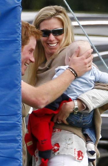 Príncipe Harry brinca com bebê em intervalo de jogo de polo no Reino Unido