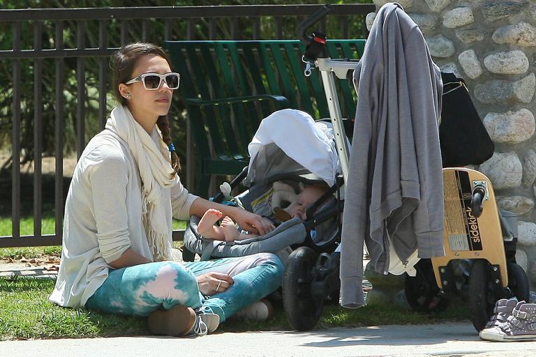 Atriz Jessica Alba curte família em parque de Beverly Hills