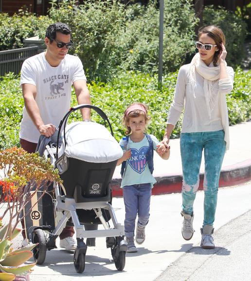 Atriz Jessica Alba curte família em parque de Beverly Hills