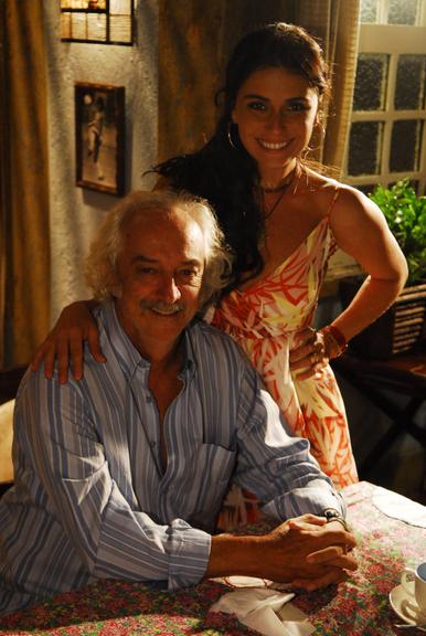 Em 'Viver a Vida', Dora (Giovanna Antonelli) tem um romance com o argentino Garcia (Mario José Paz), apelidado carinhosamente de Maradona