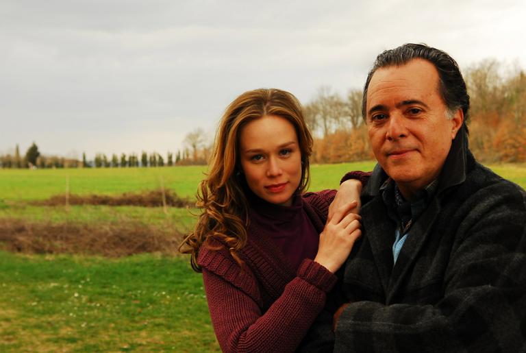 A vilã Clara (Mariana Ximenes) se casa com Totó (Tony Ramos) para dar um golpe no milionário em 'Passione'