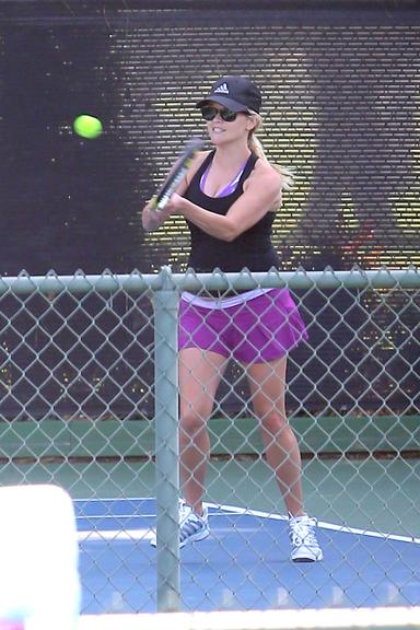 Grávida, Reese Witherspoon joga tênis com amigas em Los Angeles