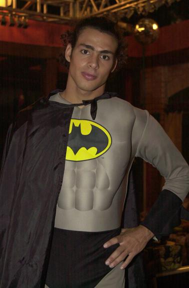 Cauã Reymond estreou na televisão em 'Malhação' em 2002, como o jovem Maumau, que tinha como marca registrada uma tiara que segurava os cachos. Na festa à fantasia de sua república, Maumau foi de Batman!