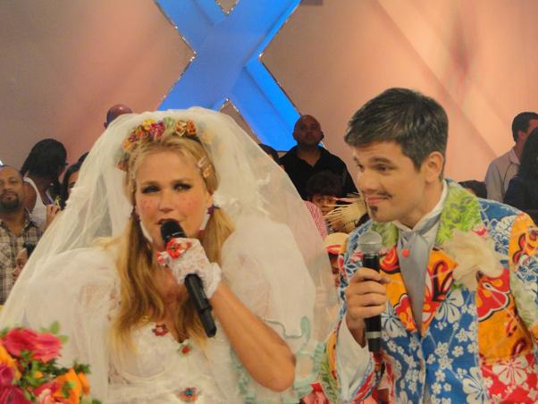 Xuxa se casa com Otaviano Costa em 'arraiá' do seu programa