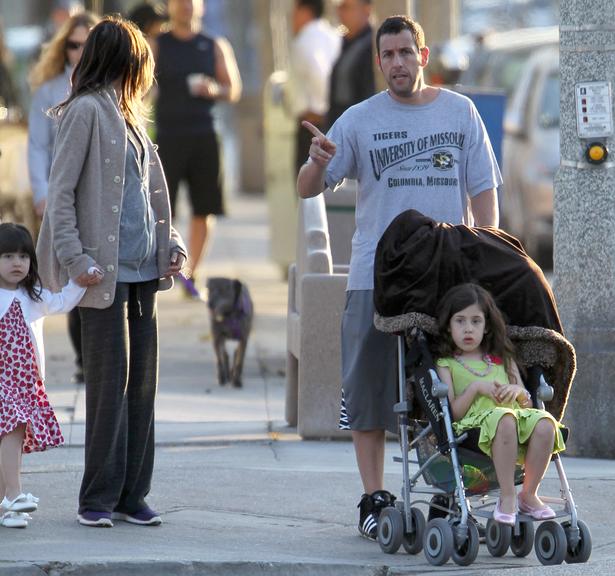 Adam Sandler passeia com a família pela praia de Brentwood, na Califórnia