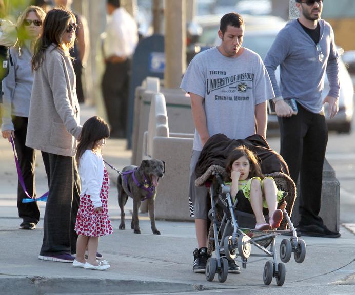 Adam Sandler passeia com a família por Brentwood, na Califórnia