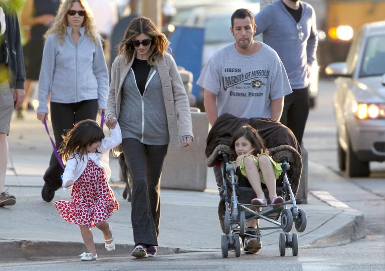 Adam Sandler passeia com a família por Brentwood, na Califórnia