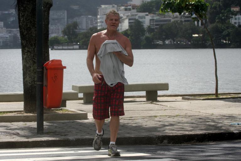 Miguel Falabella se exercita em torno da Lagoa Rodrigo de Freitas, no Rio de Janeiro