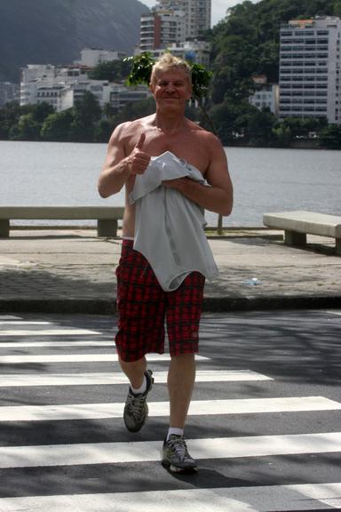 Miguel Falabella se exercita em torno da Lagoa Rodrigo de Freitas, no Rio de Janeiro